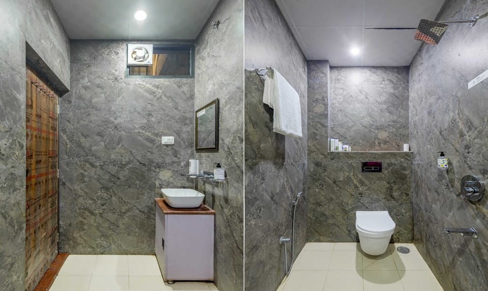 Deluxe Room | In-room safe, desk, blackout drapes, iron/ironing board