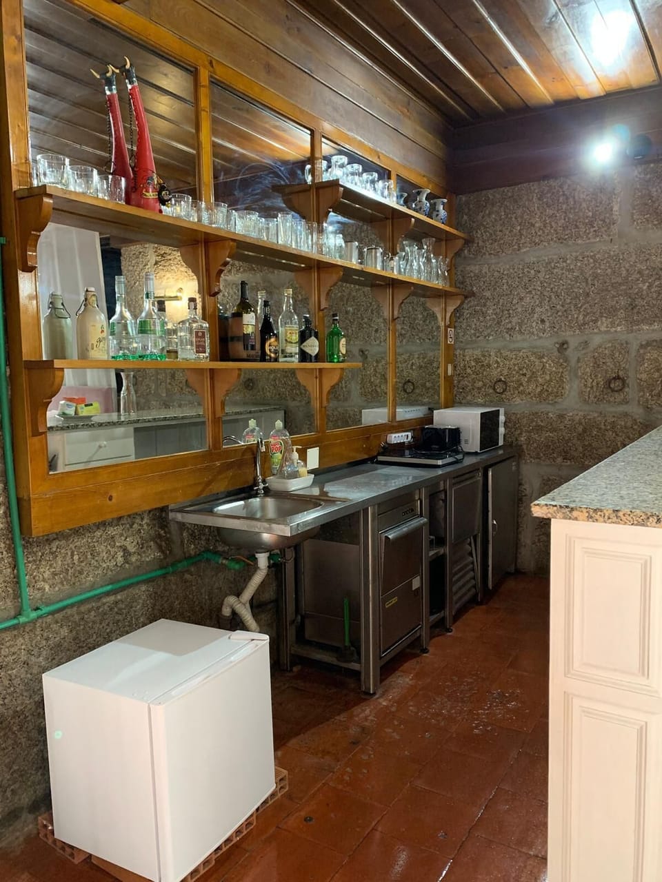 Family Room (SUITE T1) | Private kitchen | Fridge, microwave, oven, stovetop