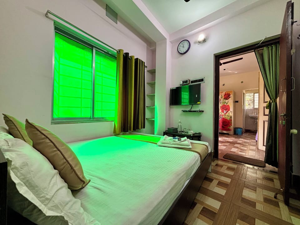 Deluxe Double Room | Laptop workspace