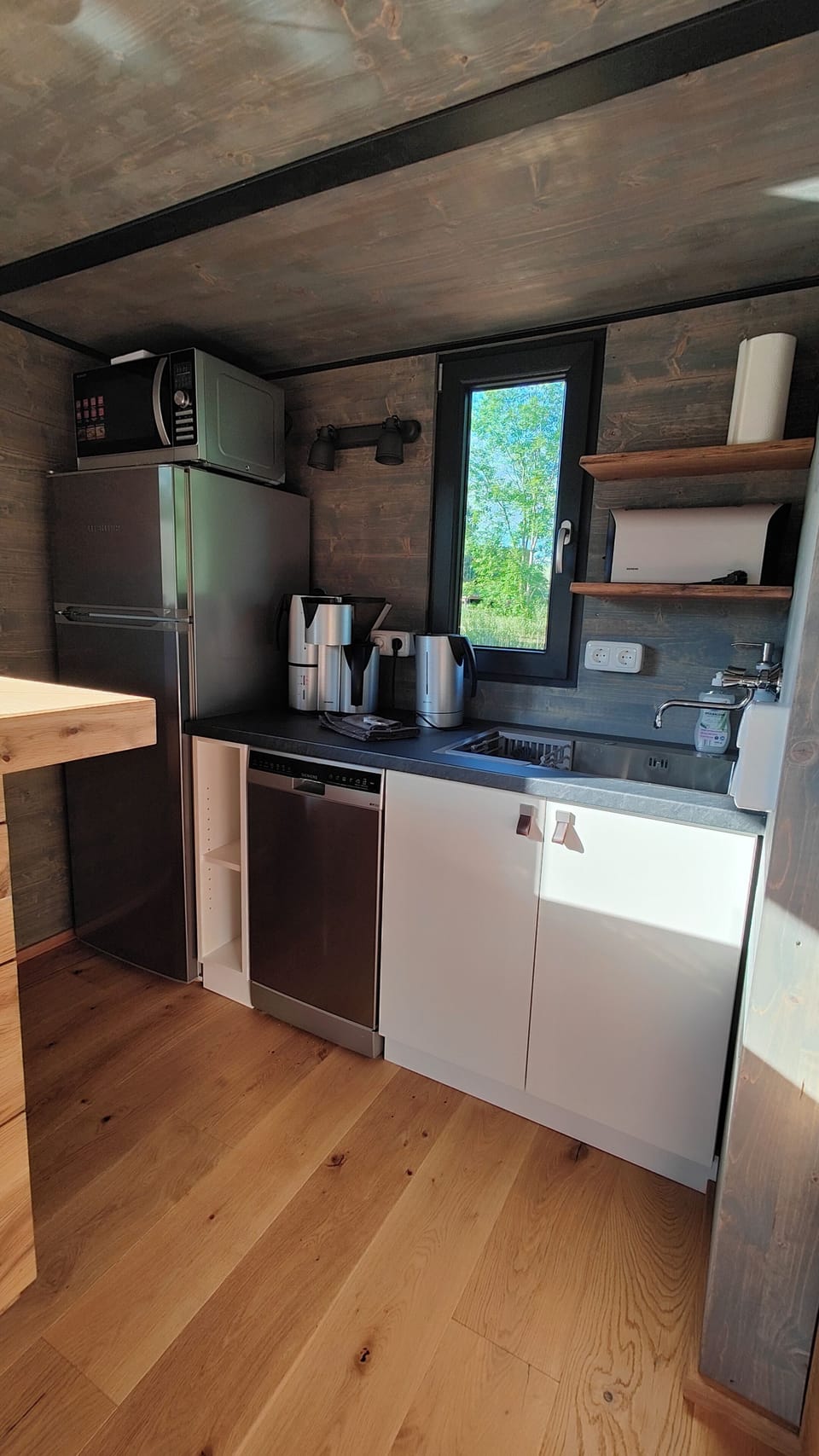 TinyHousebeiDresden spektakuläres Häuschen auf Stelzen im Pferdeteich - Nähe Sächsische Schweiz | Private kitchen | Full-size fridge, microwave, oven, stovetop