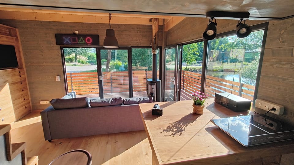 TinyHousebeiDresden spektakuläres Häuschen auf Stelzen im Pferdeteich - Nähe Sächsische Schweiz | Living area | 40-inch flat-screen TV with digital channels, fireplace