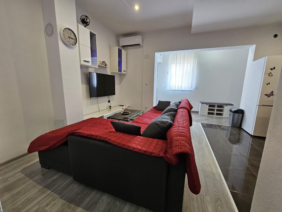 Comfort Apartment, 2 Bedrooms, Non Smoking, Kitchen | Living area | 55-inch Smart TV with cable channels