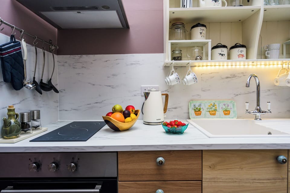Full-size fridge, oven, stovetop, espresso maker