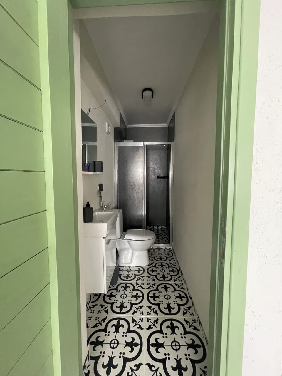 Classic Room | Bathroom | Soap, shampoo, toilet paper