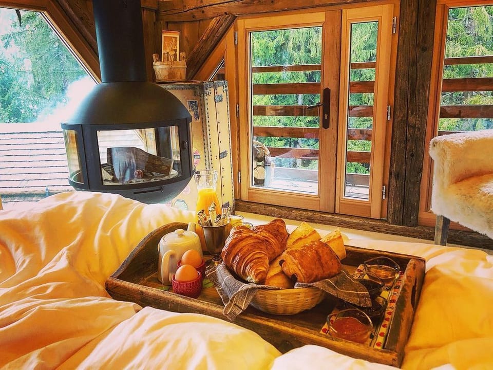 Daily cooked-to-order breakfast (EUR 20 per person)