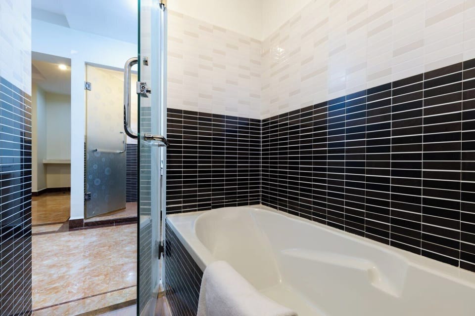 Deluxe Double Room, Balcony, City View | Deep soaking bathtub