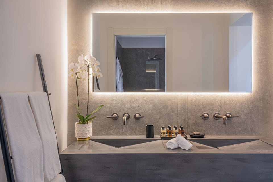 Executive Suite | Bathroom | Hair dryer, bathrobes, slippers, bidet
