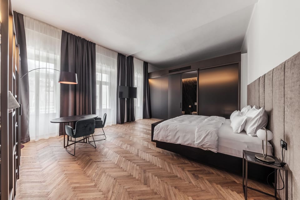 Junior Suite | Premium bedding, down comforters, Select Comfort beds, minibar