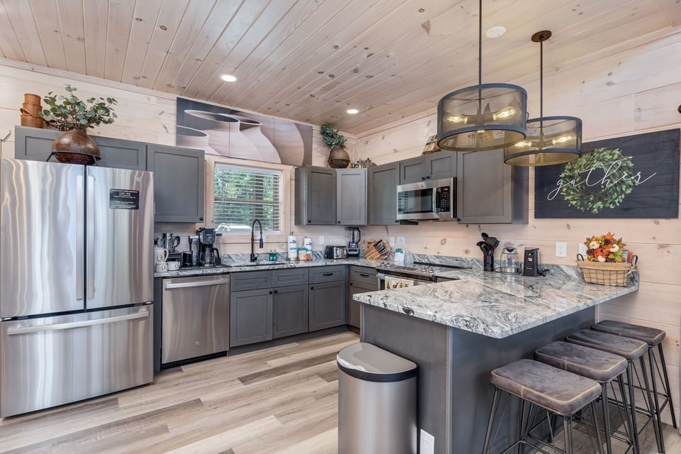 Cabin, 3 Bedrooms | Private kitchen | Fridge, oven, coffee/tea maker, toaster