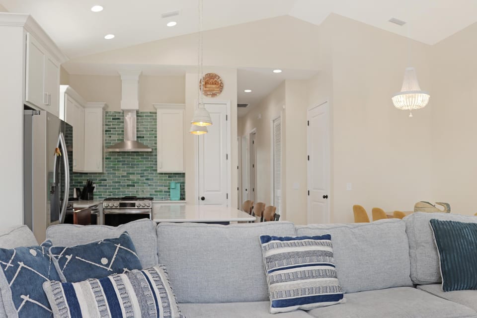 House, Multiple Beds (It's A Wonderful Life) | Living area