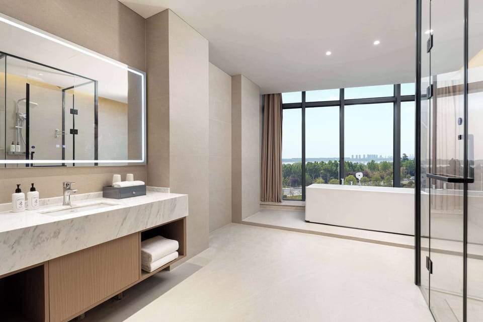 Executive Suite, 1 King Bed, Non Smoking, River View | Bathroom
