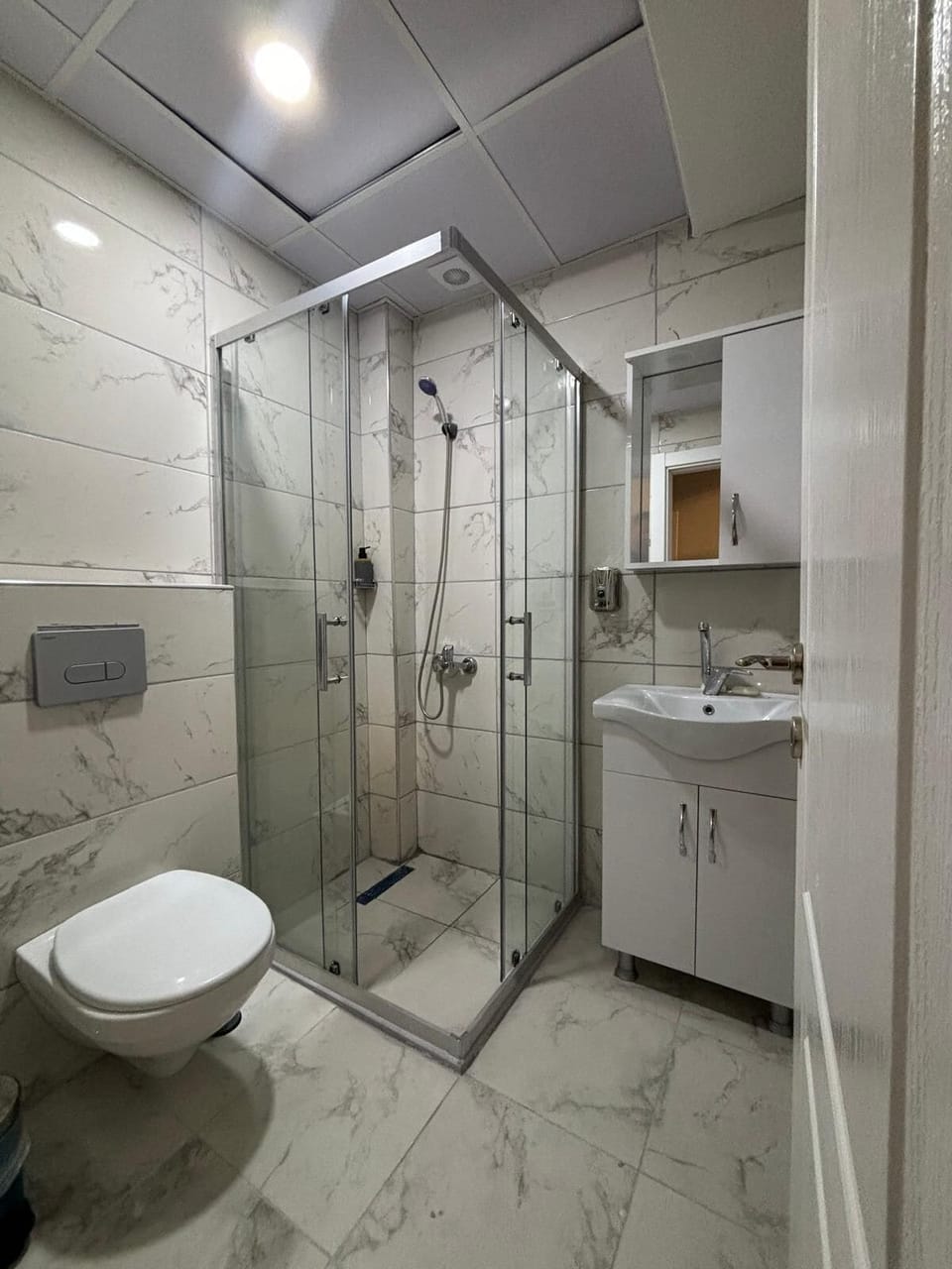 Towels, soap, shampoo, toilet paper