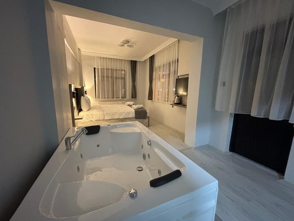 Deluxe Room, Balcony, City View | Free WiFi, bed sheets