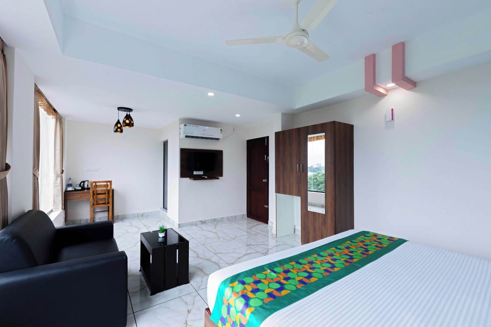 Deluxe Double Room | Desk, blackout drapes, iron/ironing board, bed sheets