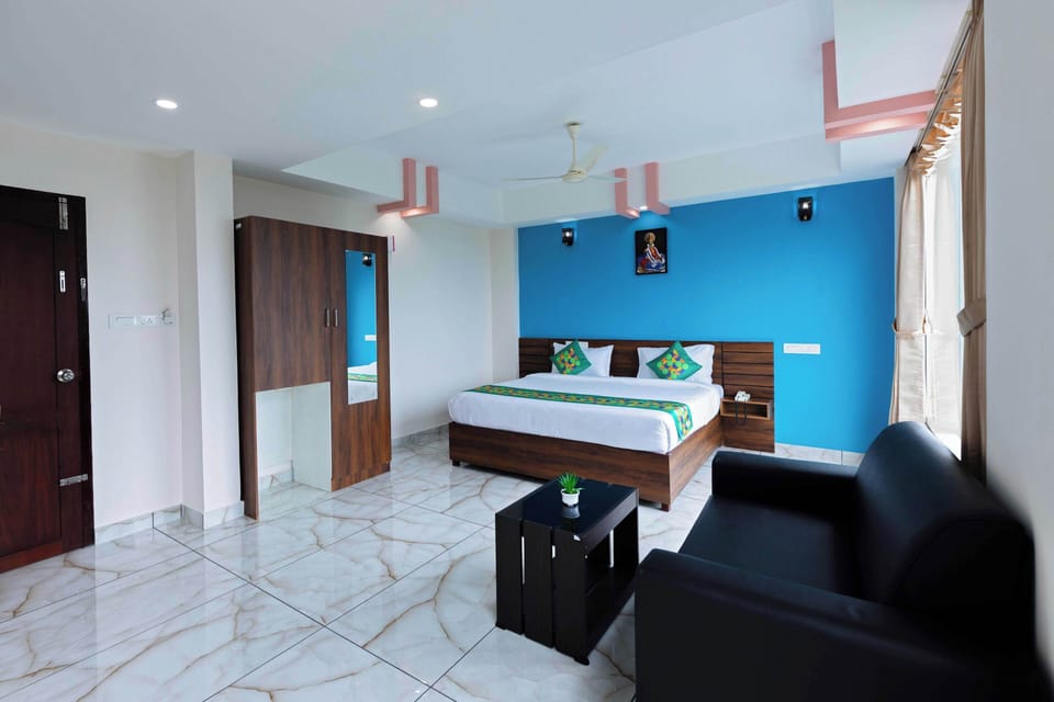 Deluxe Double Room | Desk, blackout drapes, iron/ironing board, bed sheets