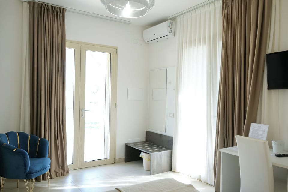 Standard Double Room, Garden View | WiFi (free)
