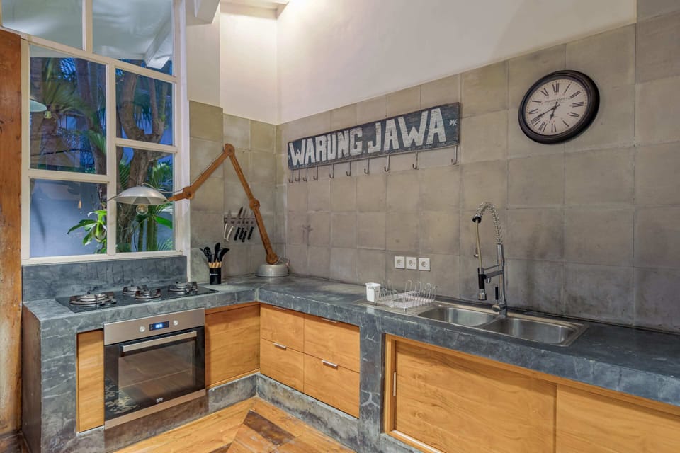 Basic Villa | Private kitchen | Fridge, microwave, oven, stovetop