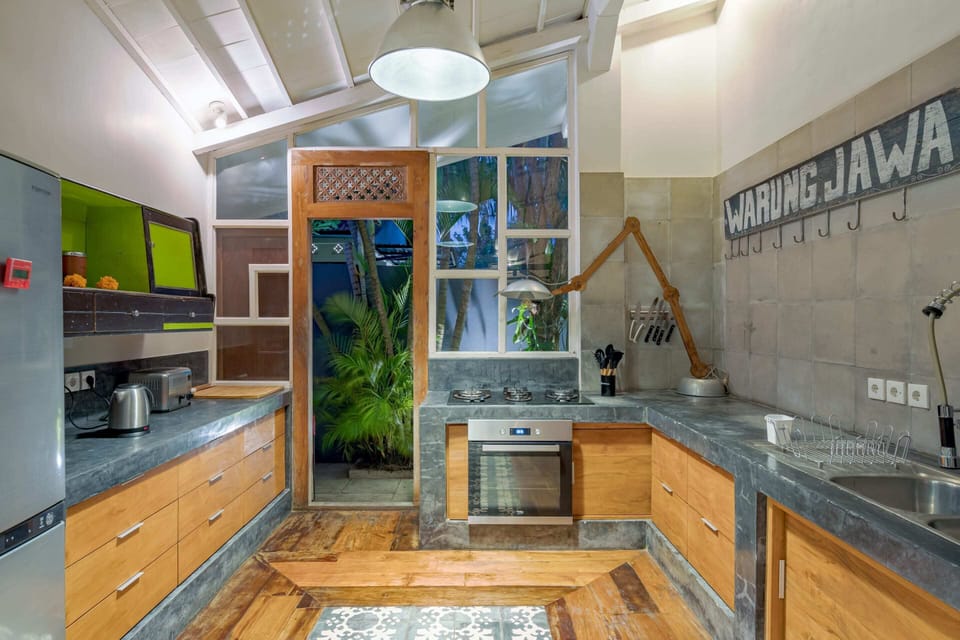 Basic Villa | Private kitchen | Fridge, microwave, oven, stovetop