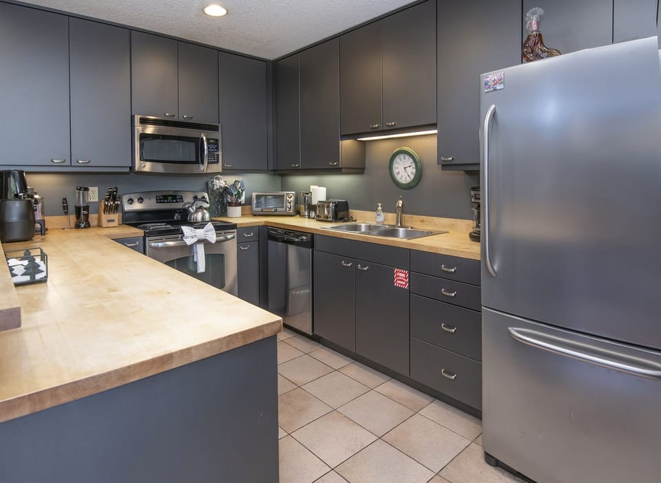 Condo, 4 Bedrooms | Private kitchen | Coffee/tea maker, fridge, oven, toaster
