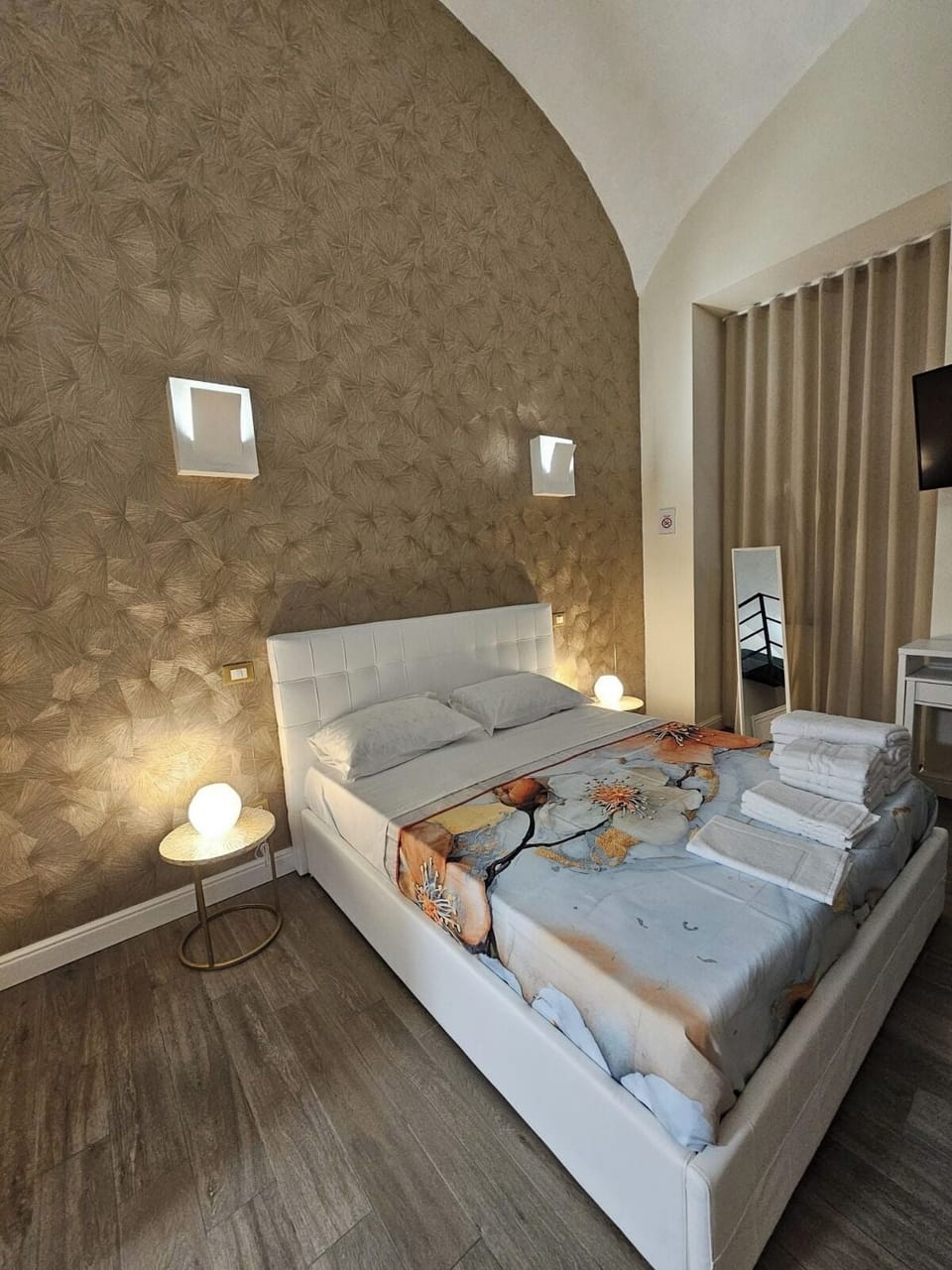 Deluxe Room, 1 Bedroom, Non Smoking | In-room safe, desk, blackout drapes, soundproofing