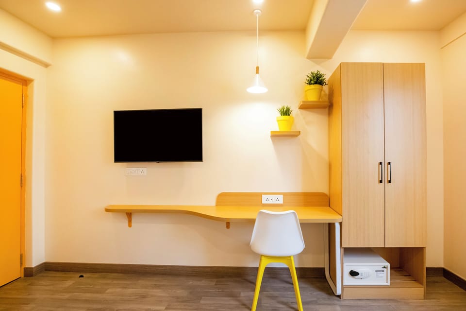 Desk, laptop workspace, soundproofing, free WiFi
