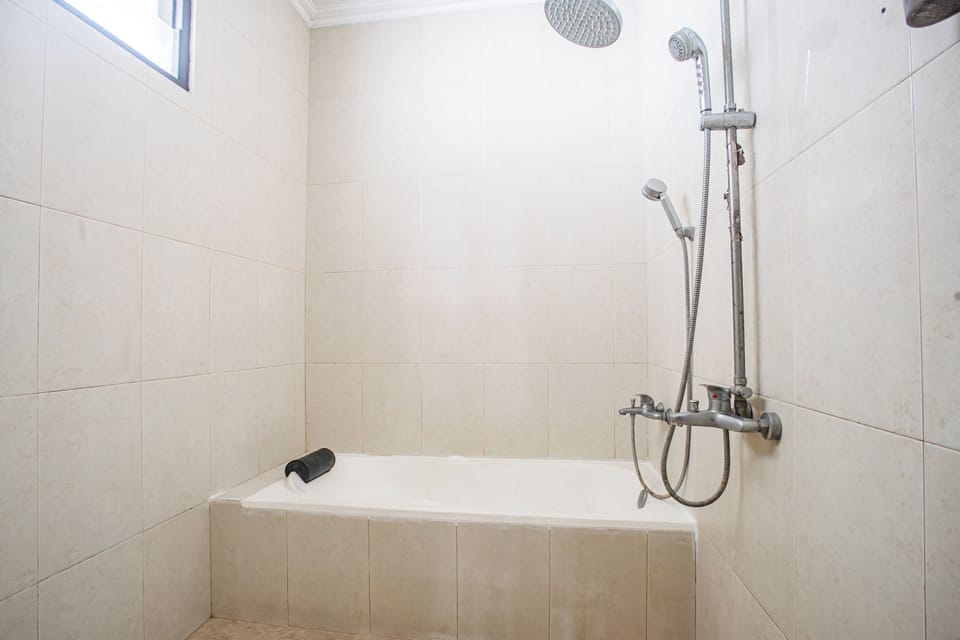 Family Suite | Bathroom | Shower, toilet paper