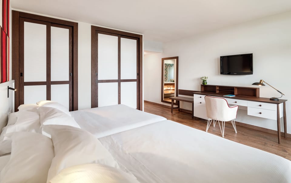 In-room safe, desk, soundproofing, free WiFi