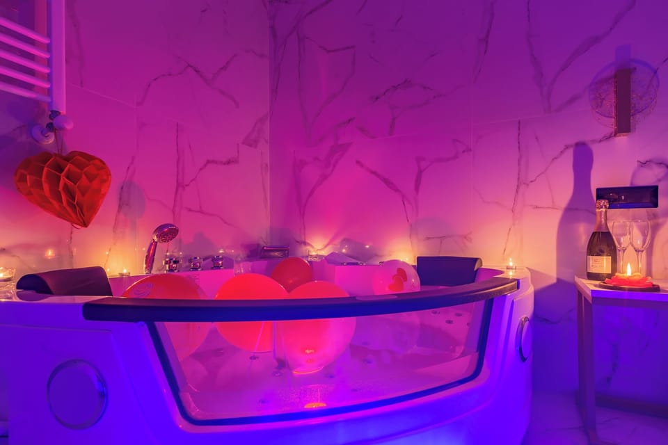 Luxury Room | In-room safe, desk, laptop workspace, soundproofing