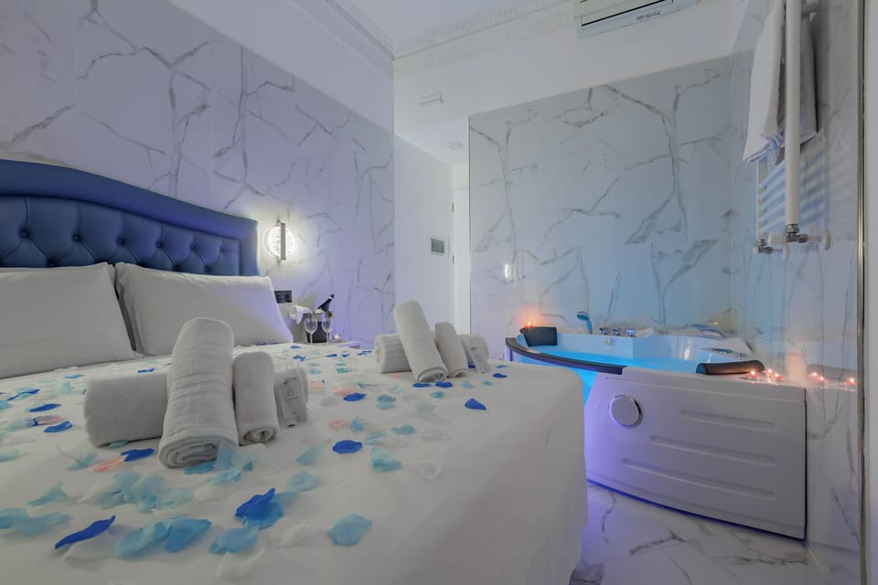 Luxury Room | In-room safe, desk, laptop workspace, soundproofing