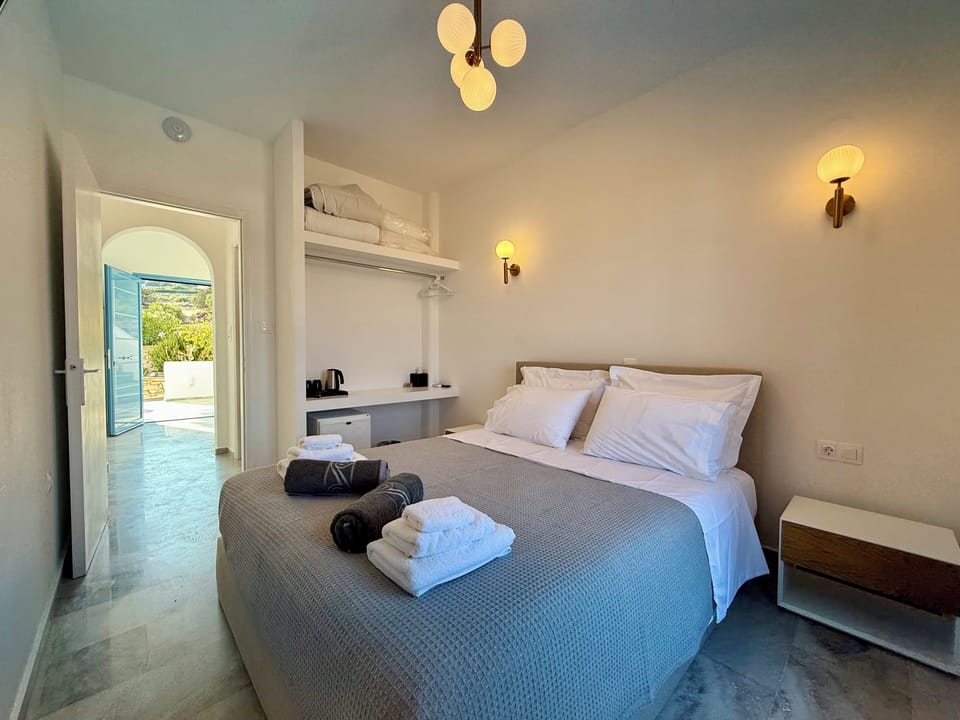 Deluxe Room, Sea View | In-room safe, free WiFi