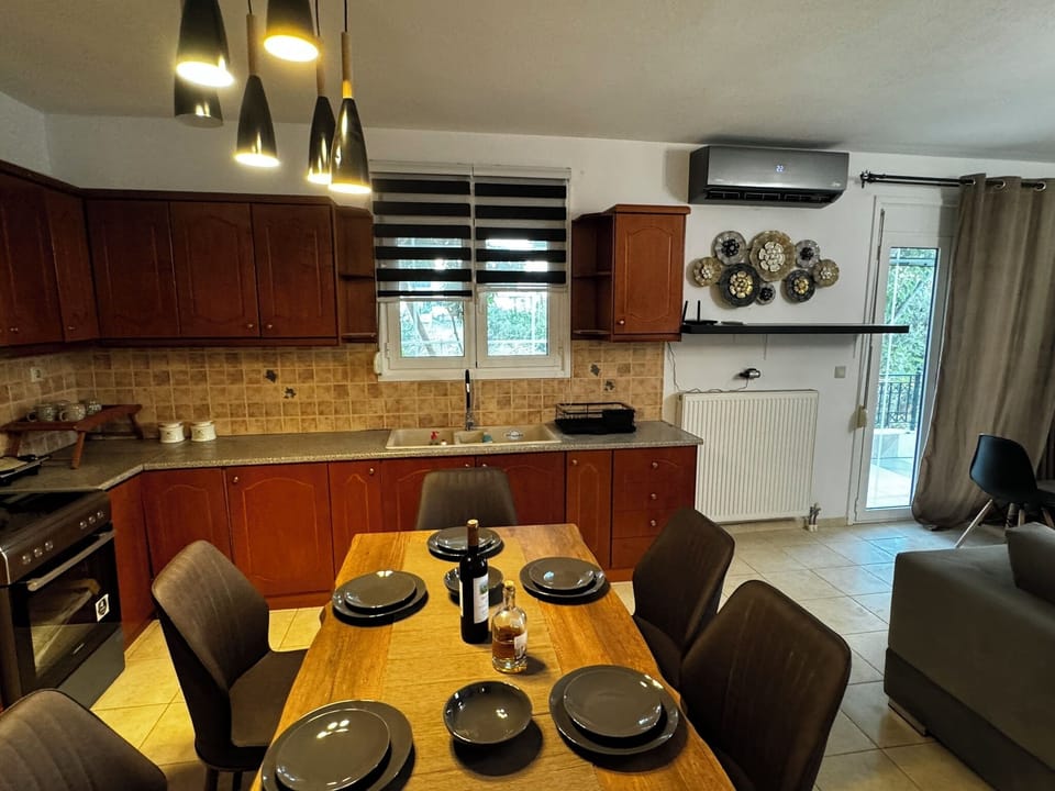 Full-size fridge, microwave, oven, stovetop