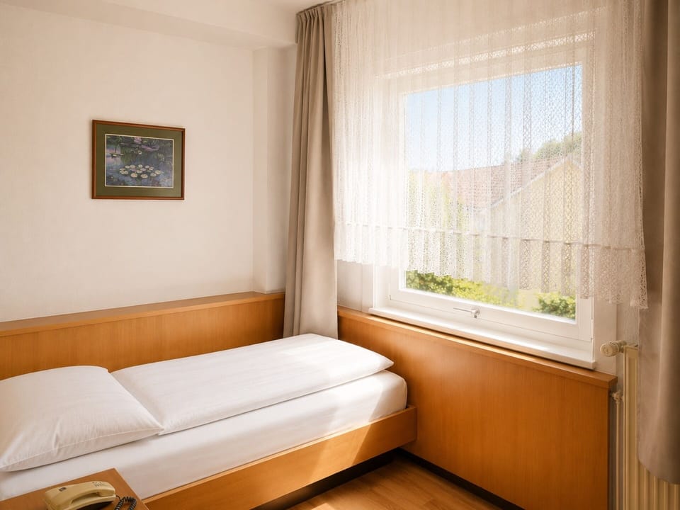 Classic Single Room | Pillowtop beds, desk, WiFi (free), individually furnished