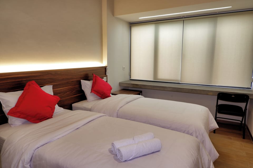 Desk, soundproofing, free WiFi, bed sheets