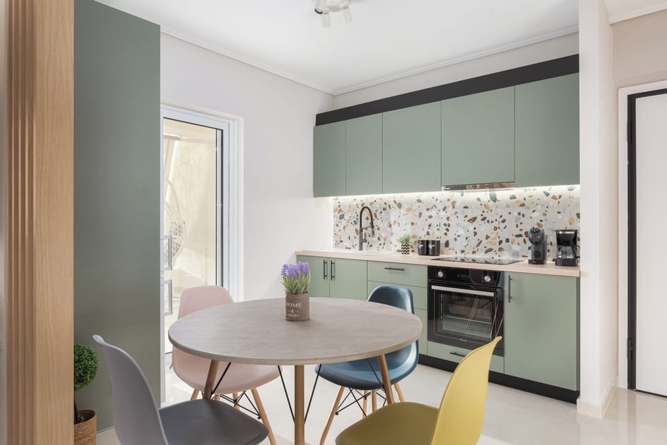 City Apartment | Private kitchen | Full-size fridge, microwave, oven, stovetop