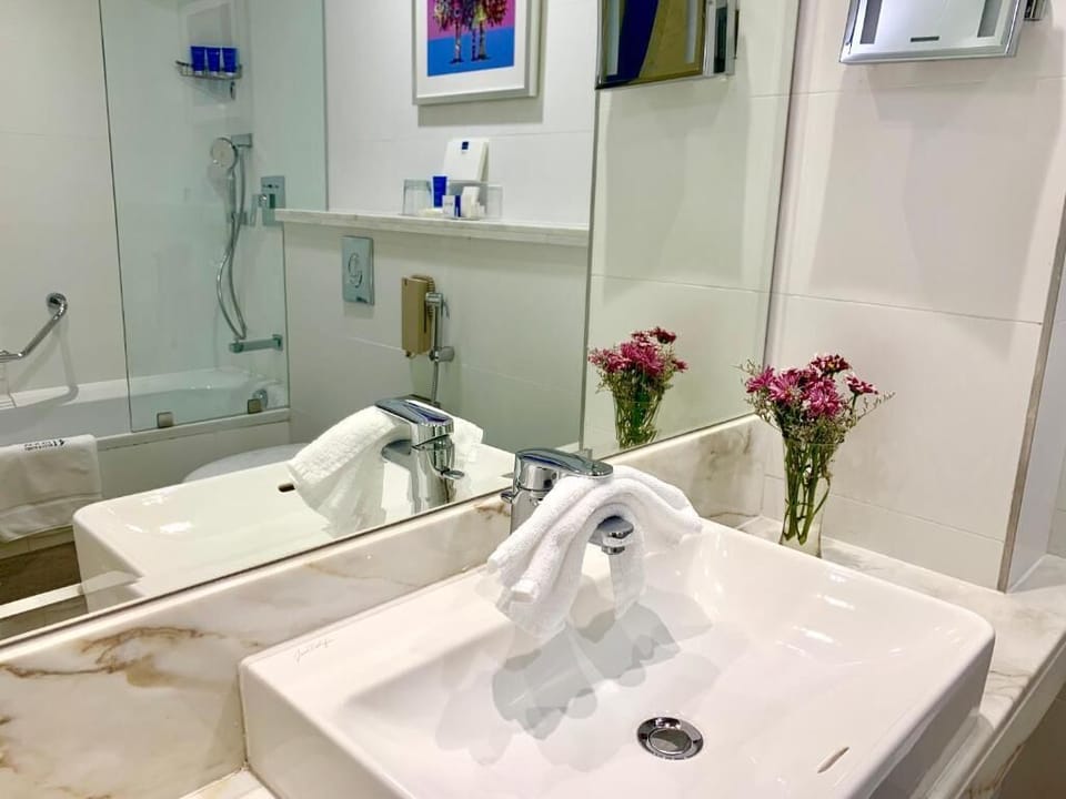 Classic Double Room | Bathroom | Combined shower/tub, free toiletries, hair dryer, slippers