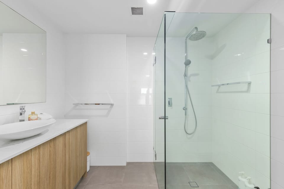 Burleigh Headland 2 Bedroom Stay, just a stones throw from the beach! Apartment in Burleigh Heads