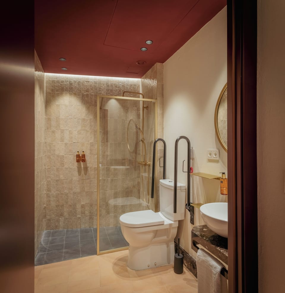 Superior Single Room | Bathroom | Shower, hair dryer, towels, soap