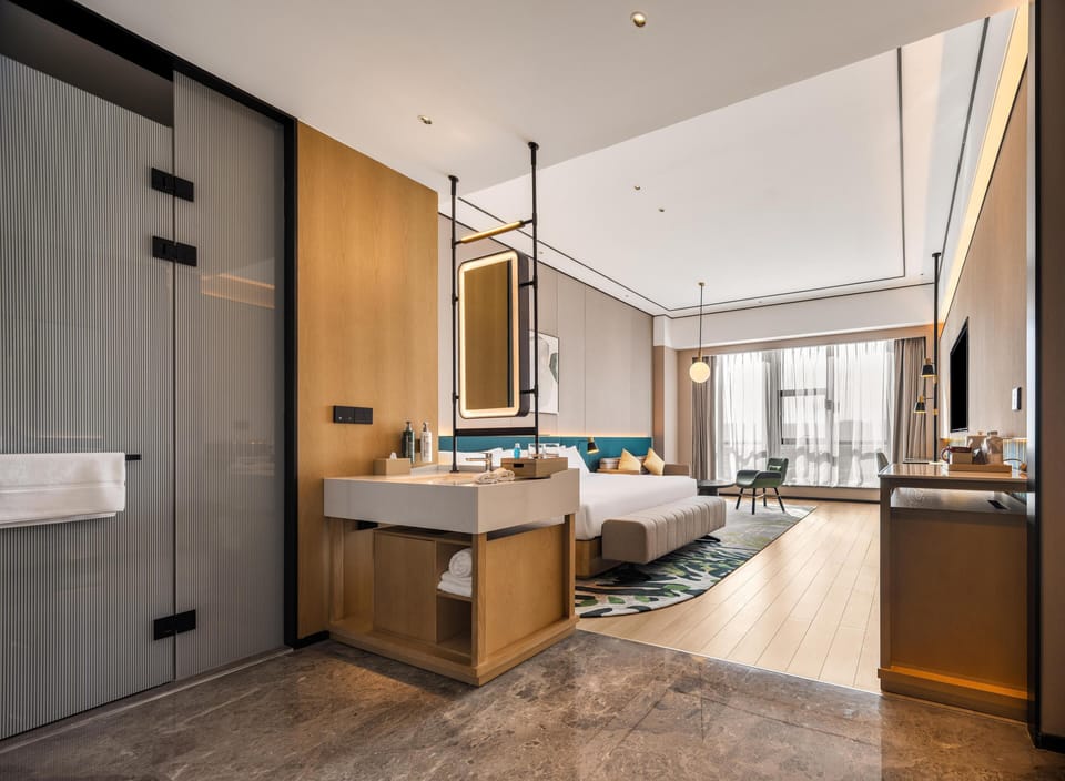 Deluxe Room, 1 King Bed | Bathroom