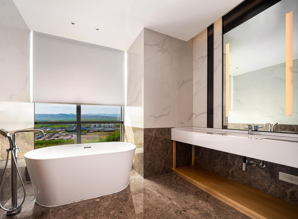 Deluxe Suite, 1 King Bed | Bathroom