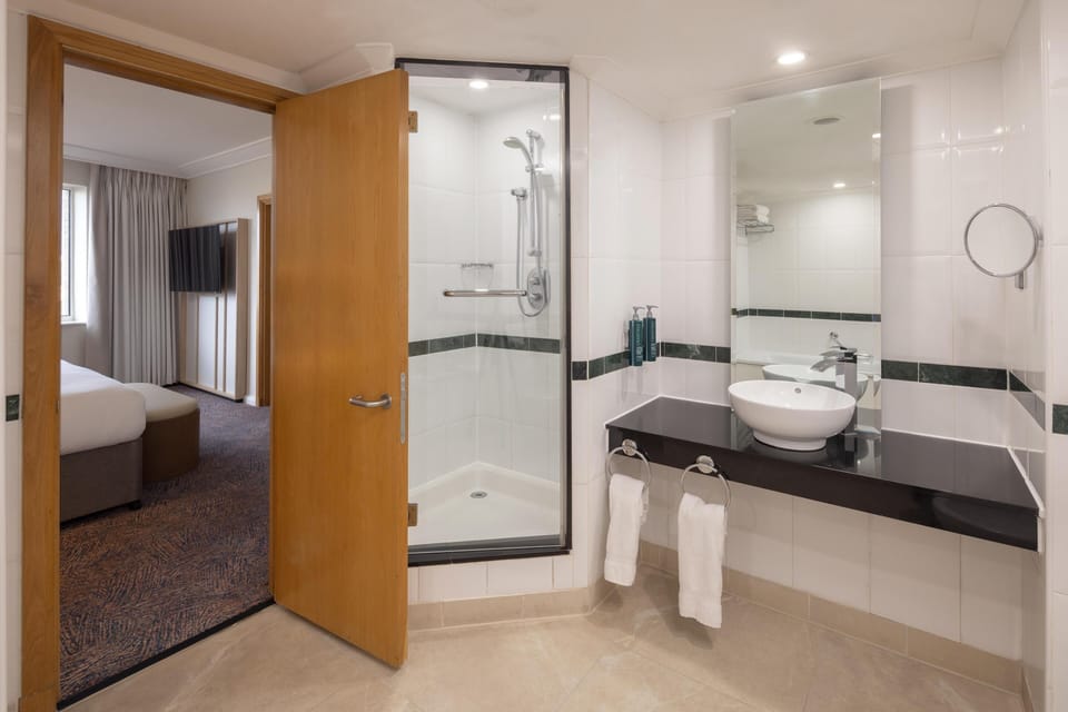 Executive Suite, 1 King Bed, Club Lounge Access | Bathroom | Free toiletries, hair dryer, towels