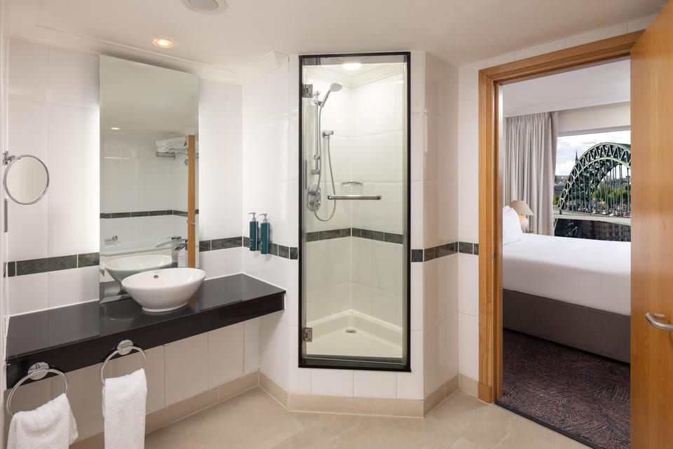 Executive Suite, 1 King Bed, Club Lounge Access | Bathroom | Free toiletries, hair dryer, towels