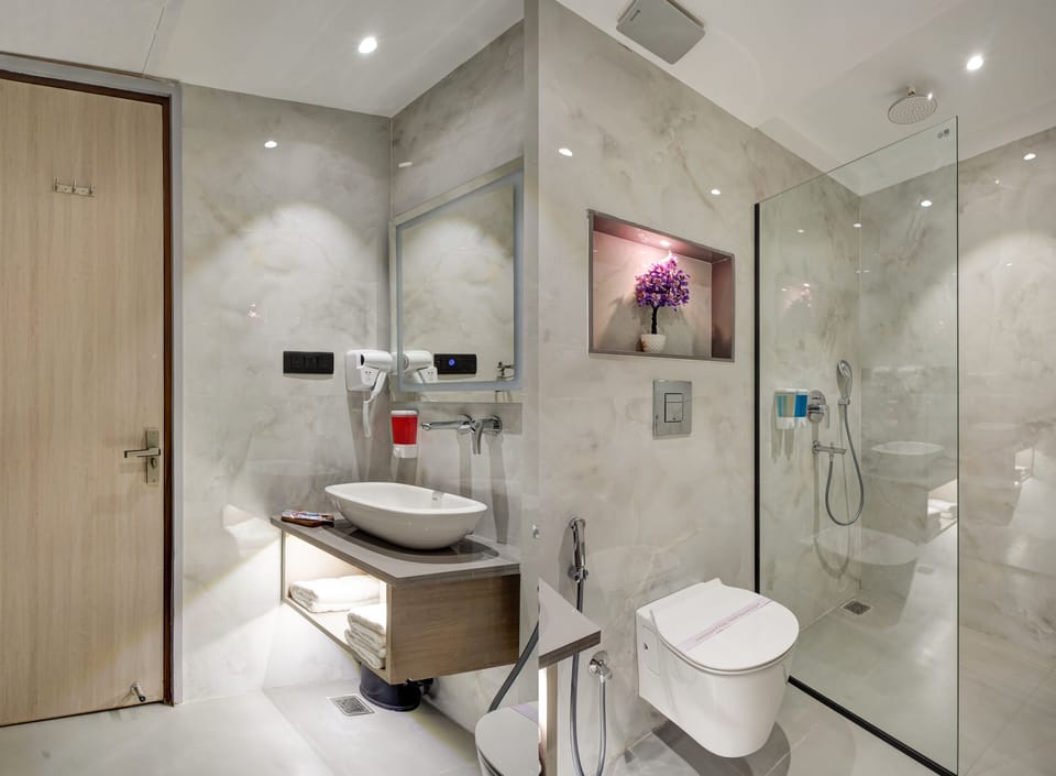 Executive Room | Bathroom | Shower, rainfall showerhead, designer toiletries, hair dryer