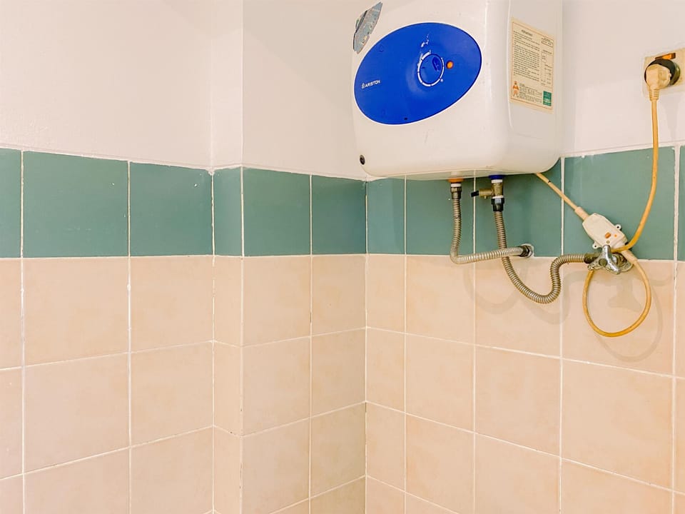 Studio | Bathroom | Shower, towels