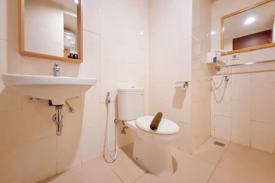Studio | Bathroom | Shower, towels