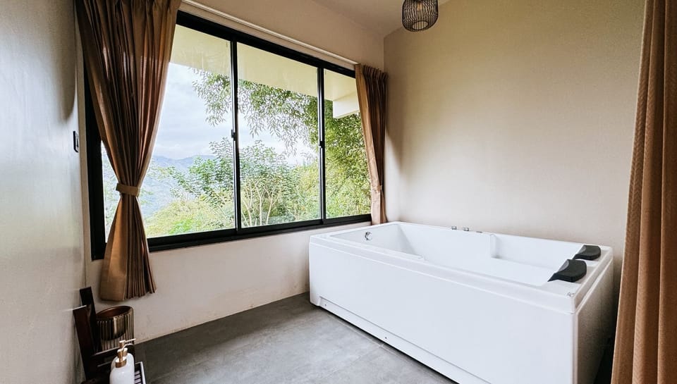 Luxury Cabin | Deep soaking bathtub