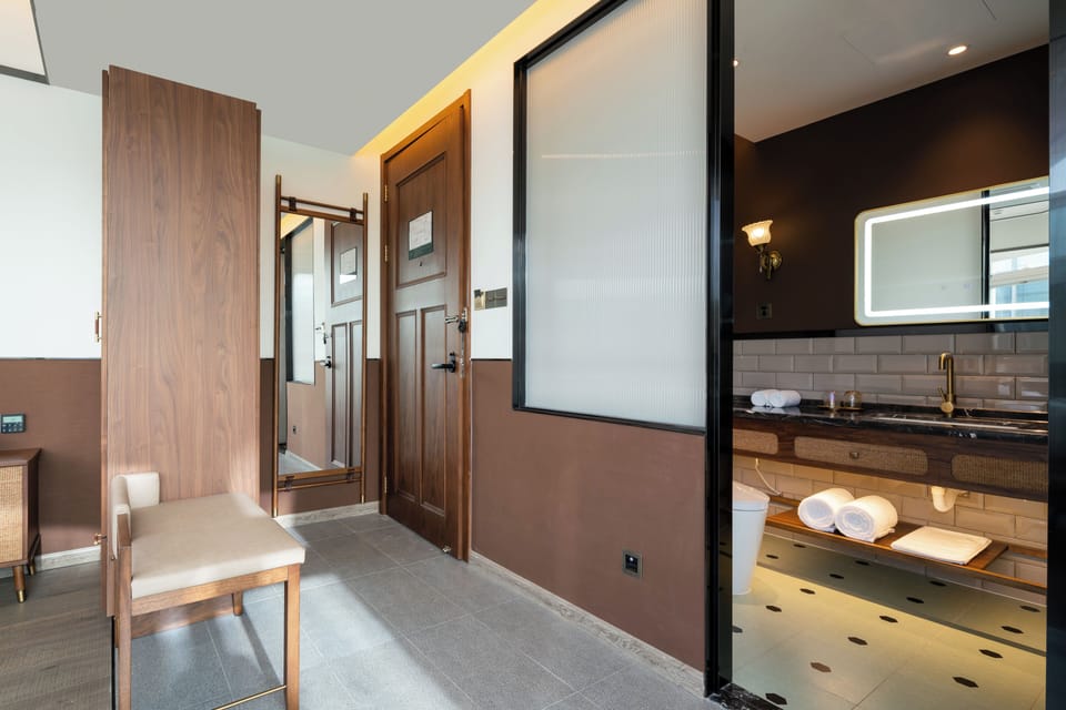 Superior Double Room | Bathroom | Shower, rainfall showerhead, free toiletries, hair dryer
