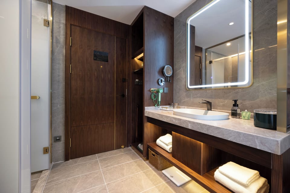 Luxury Room, 1 Queen Bed, Hill View | Free minibar, soundproofing, free WiFi, bed sheets