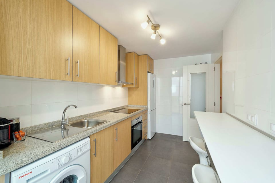 Full-size fridge, microwave, coffee/tea maker, toaster