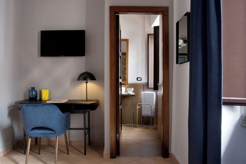 Minibar, in-room safe, desk, WiFi (free)