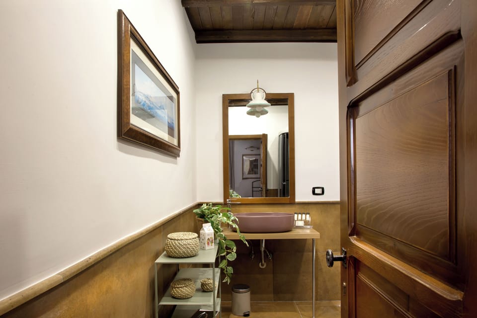 Basic Room, 1 Queen Bed | Bathroom | Shower, free toiletries, hair dryer, towels